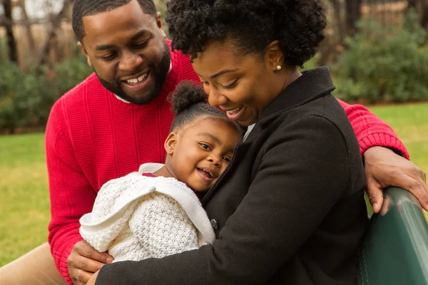 Щаслива родина афроамериканець з їх дитиною. — стокове фото