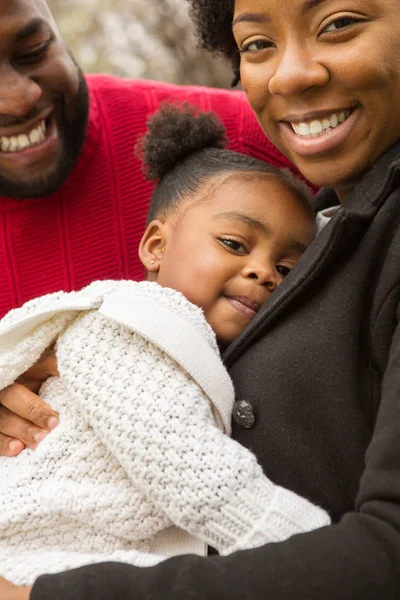 Heureuse famille afro-américaine avec leur bébé . — Photo