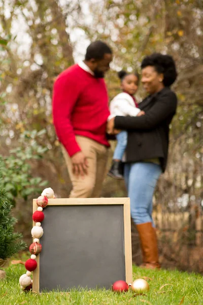 Ευτυχισμένη οικογένεια στην αφρικανική αμερικανική στο χρόνο Χριστουγέννων. — Φωτογραφία Αρχείου