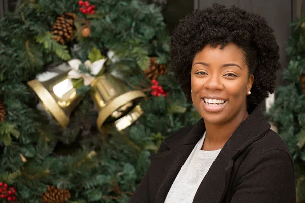 Afrikalı-Amerikalı kadın dışında Noel'de gülümseyen. — Stok fotoğraf
