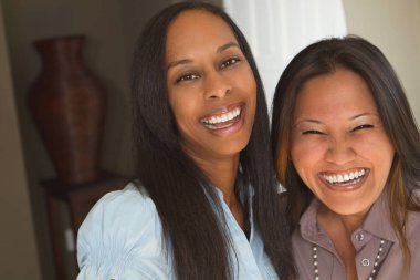 Gülen, gülümseyen ve dışarı asılı arkadaşlarım.