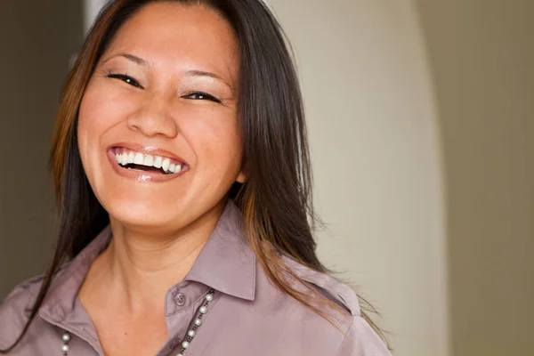 Retrato de uma mulher asiática feliz sorrindo . — Fotografia de Stock