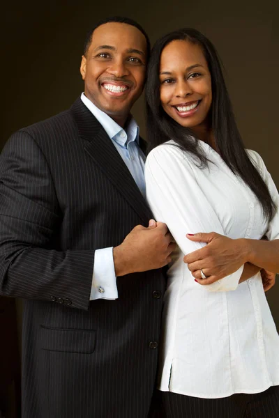 Portret African American para uśmiechający się. — Zdjęcie stockowe
