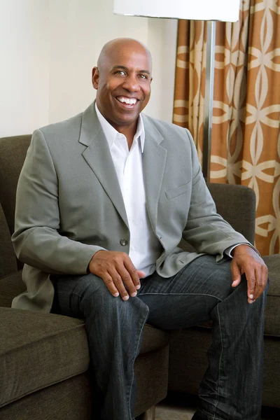 Retrato de un hombre afroamericano maduro sonriendo . —  Fotos de Stock