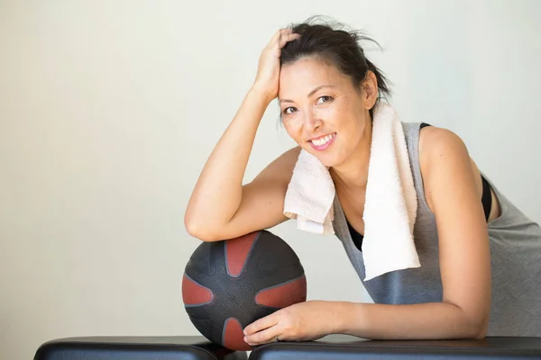 Portait spor salonunda formda bir kadının. — Stok fotoğraf