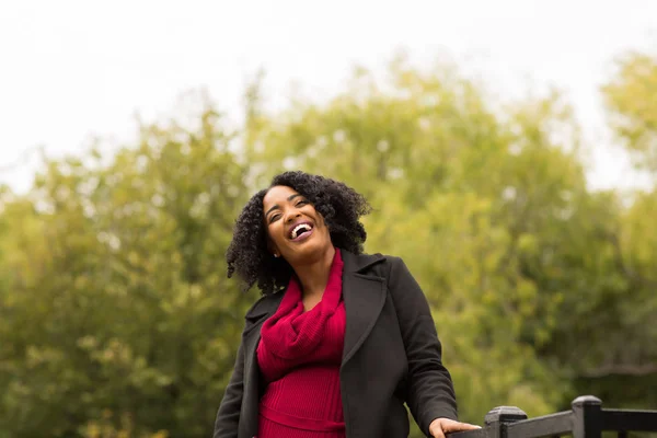 Bella donna afroamericana sicura di sé sorridente fuori — Foto Stock