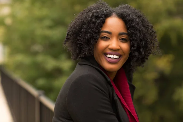 Bela confiante afro-americano mulher sorrindo fora — Fotografia de Stock