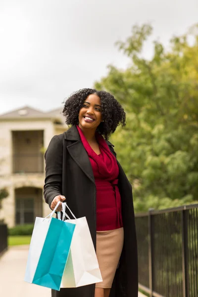 Prachtige Afrikaanse Amerikaanse vrouw wandelen en winkelen. — Stockfoto