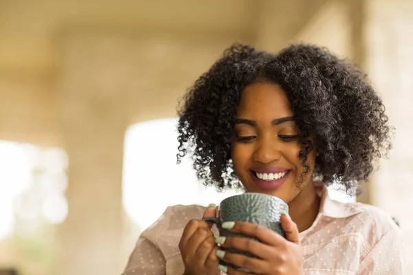 Retrato de una mujer afroamericana tomando café . —  Fotos de Stock
