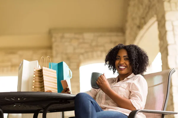 Retrato de uma mulher afro-americana bebendo café . — Fotografia de Stock