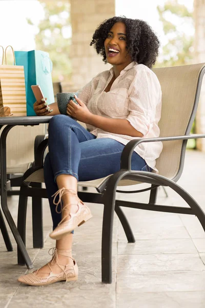 Retrato de una mujer afroamericana tomando café . —  Fotos de Stock