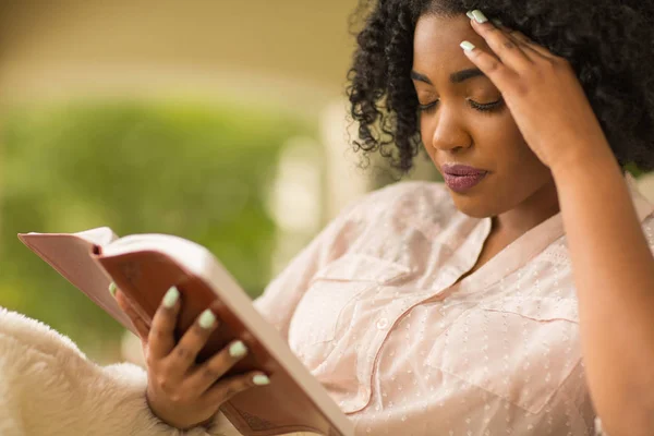 Tanuló afrikai-amerikai nő, és a Biblia olvasásával. — Stock Fotó