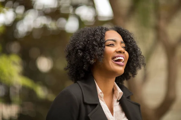Dışarıda gülümseyen güzel kendine güvenen Afrikalı-Amerikalı kadın — Stok fotoğraf