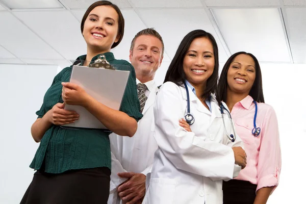 Různorodá skupina lékařské poskytovatelů zdravotní péče, izolované na bílém. — Stock fotografie