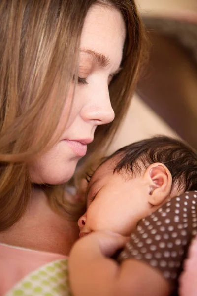 Retrato de una madre sosteniendo un bebé recién nacido . — Foto de Stock