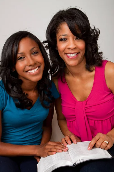 Madre e figlia afroamericana che leggono la Bibbia . — Foto Stock