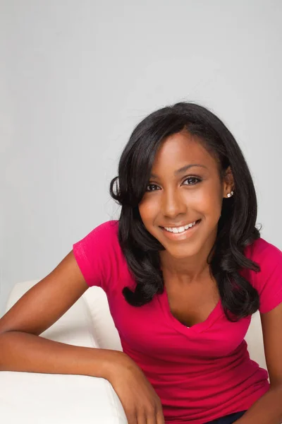 Gülümseyen bir Afrikalı-Amerikalı genç kız portresi. — Stok fotoğraf