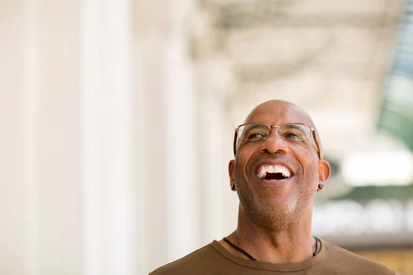 Dojrzały człowiek African American uśmiechający się noszenie okularów. — Zdjęcie stockowe