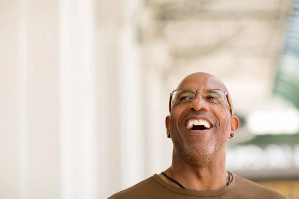 Maduro afroamericano hombre sonriendo con gafas . —  Fotos de Stock