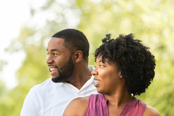 Feliz casal afro-americano rindo e sorrindo . — Fotografia de Stock