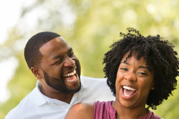 幸せなアフリカ系アメリカ人カップルの笑い. — ストック写真