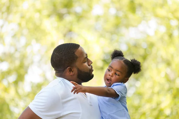 Padre afroamericano criando y hablando con su hija . — Foto de Stock