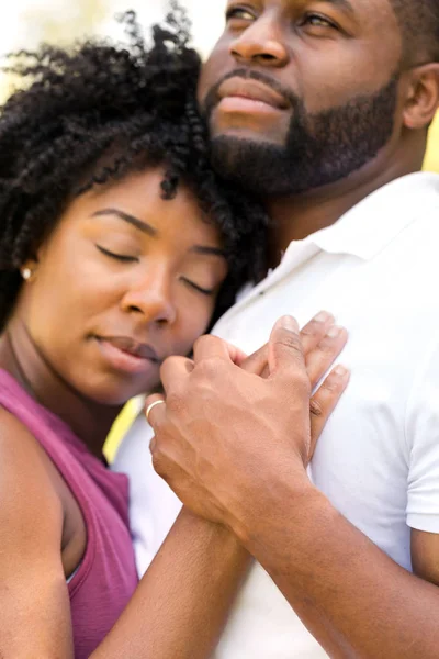 Feliz pareja afroamericana riendo y sonriendo . — Foto de Stock