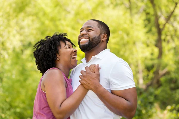 Feliz casal afro-americano rindo e sorrindo . — Fotografia de Stock