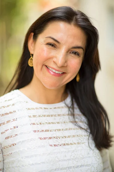 Portarit de una feliz mujer hispana de mediana edad . — Foto de Stock