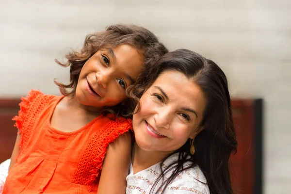 Aimer maman souriant étreignant sa jeune fille . — Photo