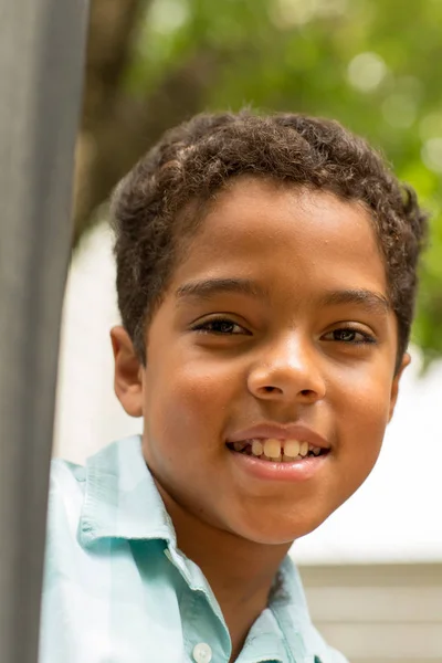 Portræt af en ung blandet race lille dreng . - Stock-foto