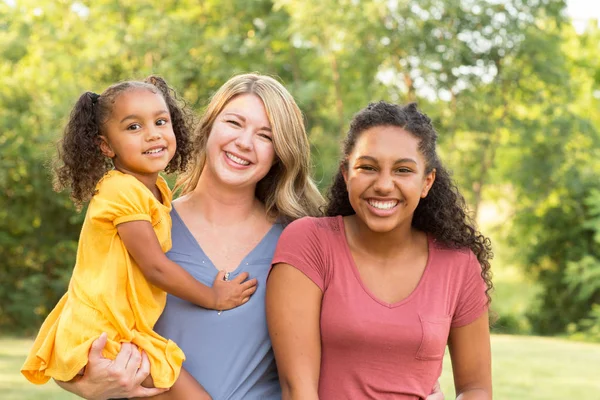 Feliz madre y sus dos hijas riendo y sonriendo . —  Fotos de Stock