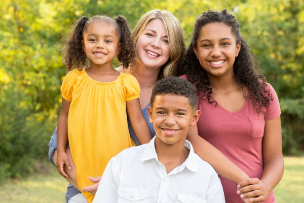 Портарит счастливой смешанной расовой семьи улыбается — стоковое фото