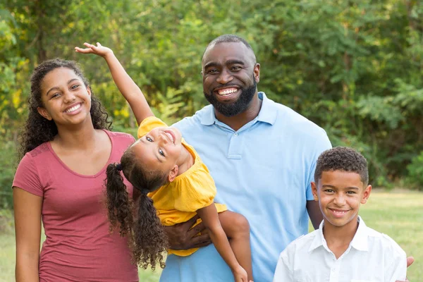 Portarit van een gelukkige vader lachen en glimlachen met zijn kinderen. — Stockfoto