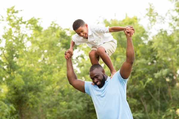 Afro-americano pai e seu filho brincando fora . — Fotografia de Stock