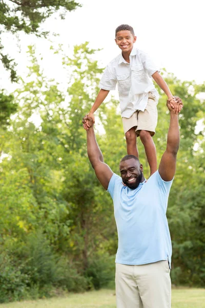 Afroamericano padre y su hijo jugando fuera . —  Fotos de Stock