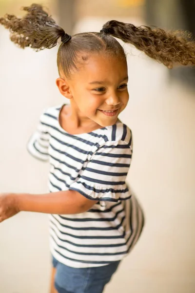 Schattig gemengd ras meisje lachen en glimlachen. — Stockfoto