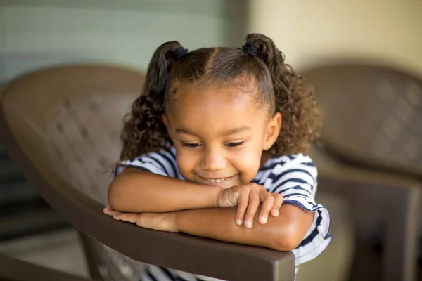 Schattig gemengd ras meisje lachen en glimlachen. — Stockfoto