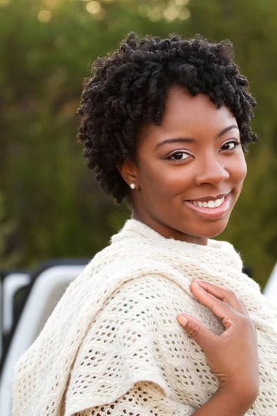 Retrato de uma mulher afro-americana sorrindo . — Fotografia de Stock