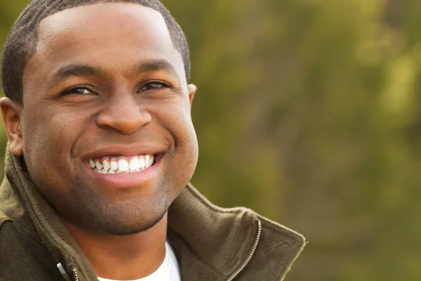 Retrato de um homem afro-americano sorrindo . — Fotografia de Stock