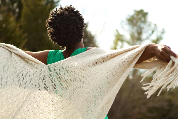 Mujer con los brazos abiertos en la naturaleza y aire fresco . — Foto de Stock