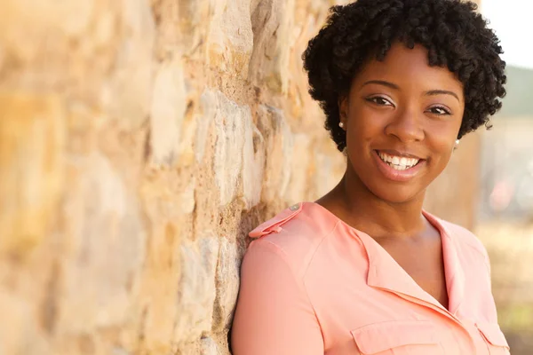 Retrato de una mujer afroamericana sonriendo . — Foto de Stock
