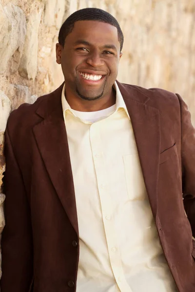 Portrait d'un jeune homme afro-américain souriant . — Photo