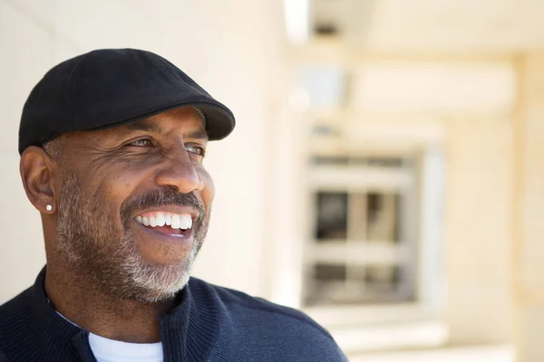 Reifer Afrikanischer Amerikanischer Mann Lächelt — Stockfoto
