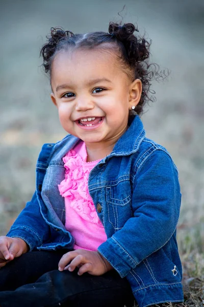 Щаслива змішана раса маленька дівчинка посміхається і сміється . — стокове фото