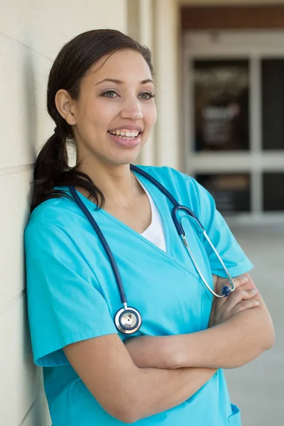 Hälsoarbetare. Läkare eller sjuksköterska stående utanför sjukhuset. — Stockfoto