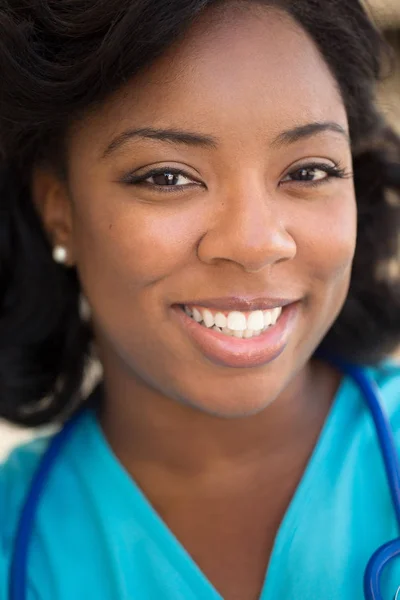 Healthcare worker. Doctor or nurse standing outside the hospital. — Stock Photo, Image