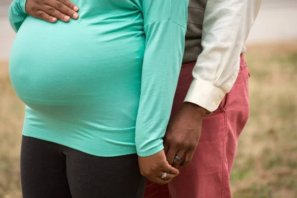 Porträt eines glücklichen schwangeren afrikanisch-amerikanischen Paares. — Stockfoto