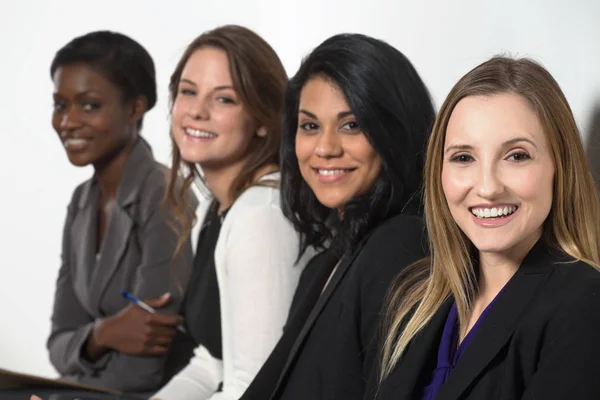 Donne diverse e dotate di potere pronte per il business — Foto Stock