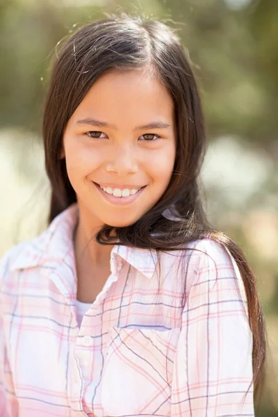 Portrait of a young asian girl smiling outside. — Stock Photo, Image